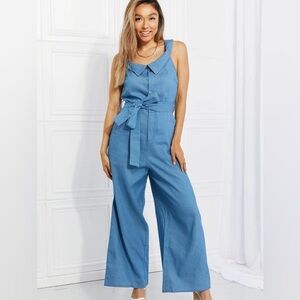 DAVI & DANI LIGHT DENIM JUMPSUIT BLUE SIZE M.